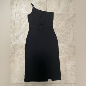 NWT Ribbed One Shoulder Cutout Midi Dress in Black. Size Small
